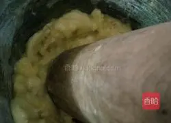 Illustration of how to make banana egg pancake 2