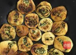 Illustration of how to make leek and meat pancakes 9