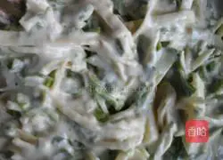 Illustration of how to make celery leaf and shredded potato pancakes 4