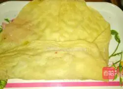 Illustration of how to make shredded pork burritos with Beijing sauce 14