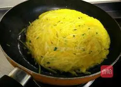 Illustration of how to make potato shredded egg pancake 9