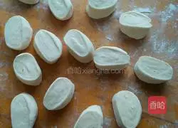 Illustration of how to make roll wrapper 2