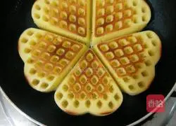 Illustration of how to make red date yogurt waffles in a pan 17