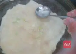 Illustration of how to make hot scallion pancakes 10