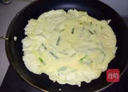 Illustration of how to make egg and leek pancakes 9