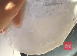 Illustration of how to make shredded pork rolls with Beijing sauce 6