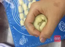 Illustration of how to make egg yolk cake 13