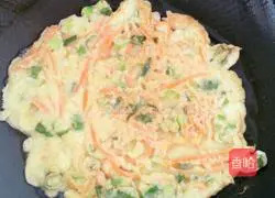 Illustration of how to make carrot and egg pancakes 9