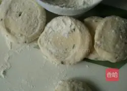 Illustration of how to make scallion egg pancake 1