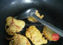 Illustration of how to make shredded radish, potato and egg pancakes 4