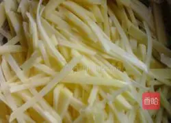 How to make celery leaf and shredded potato pancakes Illustration 2