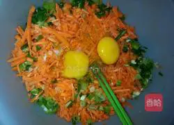 Illustration of how to make carrot, egg and scallion pancake 4