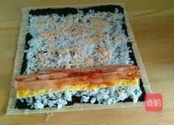 Illustration of how to make spicy cabbage sushi 6