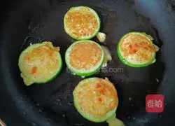 Illustration of how to make rice and zucchini cakes 9