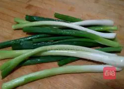 Illustration of how to make green onion pancake 4