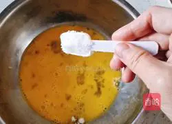 Illustration of how to make strawberry and yellow peach pancake 4