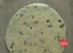 Illustration of how to make raisin waffles 6