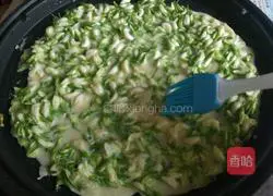 Illustration of how to make fried sophora flower cake 6