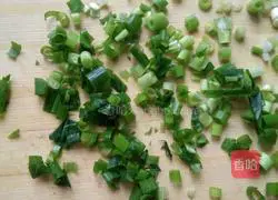 Illustration of how to make egg and green onion cake 1