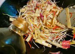 Illustration of how to make fried bean sprouts and shredded pork pancakes 11