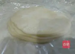 Illustration of how to make onion pancakes 1