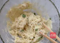 Illustration of how to make pan-fried potato pancakes 4