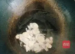 Illustration of how to make cabbage and egg fried pancakes 3