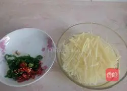 Illustration of making spicy and sour shredded potato burritos 2