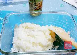 Illustration of making sausage cheese sushi 2