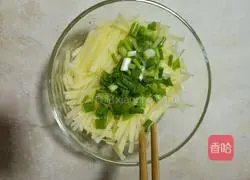 Illustration of how to make potato shredded burritos 1