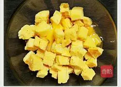 Illustration of how to make egg fried corn pancakes 2