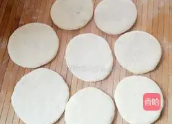 Illustration of making brown sugar stuffed dough cakes 13