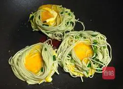 Illustration of how to make scallion oil and egg noodle pancakes 4