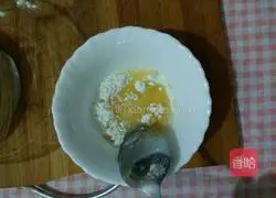 Illustration of how to fill egg cakes with success even for disabled people 2