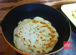 Illustration of how to make green onion pancake 14