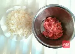 Illustration of how to make onion and pork patties 4