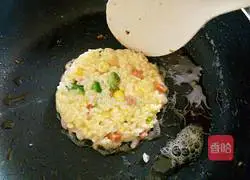 Illustration of how to make rice and egg pancakes 6