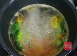 Illustration of how to make shrimp and vegetable cakes as food supplement 2 