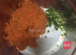 Illustration of how to make carrot and egg pancakes 3