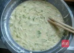 Illustration of how to make zucchini, shrimp skin and egg pancakes 5