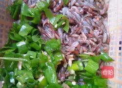 Illustration of how to make crispy shrimp cakes 1