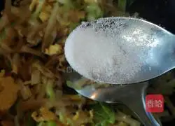 Illustration of how to make fried egg and cabbage pancakes 12