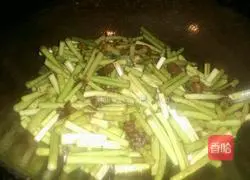 Illustration of how to make stir-fried pancakes with garlic sprouts, beans and teeth 4