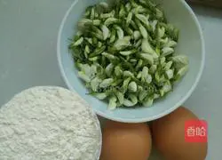 Illustration of how to make fried sophora flower cake 1