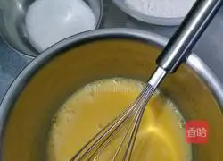 Illustration of how to make a small cream cake 3