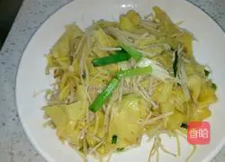 Illustration of how to make fried egg pancakes with enoki mushrooms 6