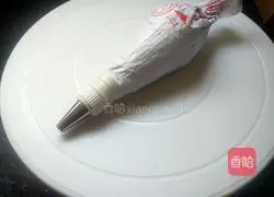 Illustration of how to decorate a double-layered light cream cake with fondant 10