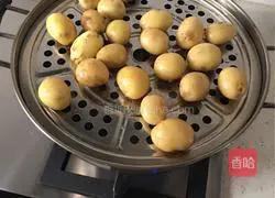 Illustration of how to make pretzel potato pancakes 1