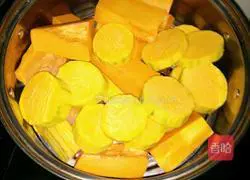 Illustration of how to make pumpkin pie with bean paste filling 1