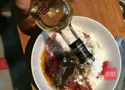 Illustration of how to make walnut-fried black pepper beef patties 5